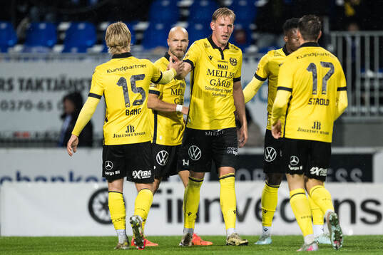 Mjällbys Viktor Gustafson jublar med lagkamrater