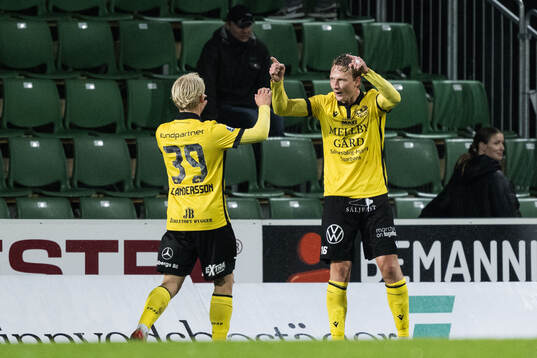 Mjällbys Alexander Johansson jublar med Romeo Leandersson