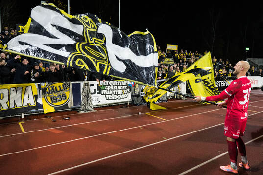 Mjällbys målvakt Alexander Lundin jublar med supportrar