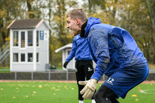 Målvakt Mathias Nilsson reagerar