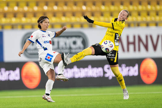 Växjö DFFs Miho Kamogawa och Elfsborgs Hanna Gunnarsson