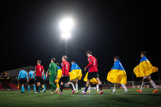 The players enters the pitch