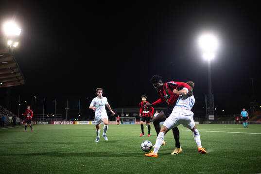 Courage Otokwefor of Brommapojkarna and  Daniel Dekhtiar of