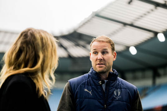 Sports director Ola Toivonen in MFF Play TV studio
