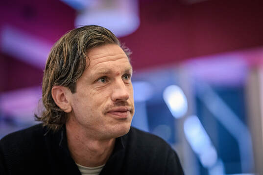 IFK Göteborgs Gustav Svensson blir intervjuad