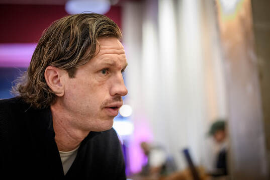 IFK Göteborgs Gustav Svensson blir intervjuad