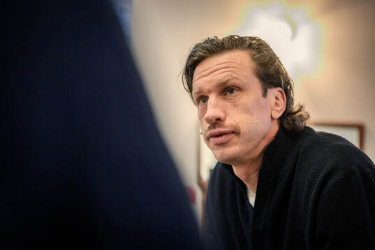 IFK Göteborgs Gustav Svensson blir intervjuad