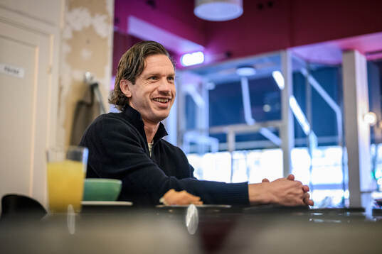 IFK Göteborgs Gustav Svensson blir intervjuad