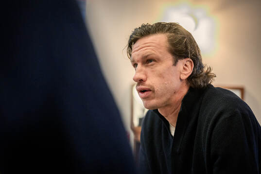 IFK Göteborgs Gustav Svensson blir intervjuad