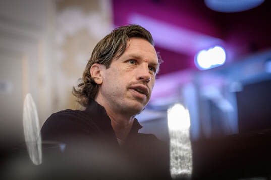 IFK Göteborgs Gustav Svensson blir intervjuad