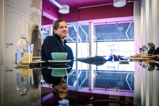 IFK Göteborgs Gustav Svensson blir intervjuad
