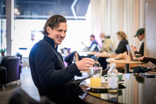 IFK Göteborgs Gustav Svensson blir intervjuad