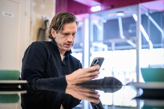 IFK Göteborgs Gustav Svensson blir intervjuad