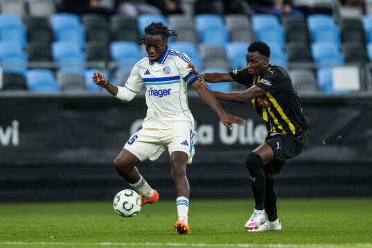 Ismael Doukoure of Strasbourg and John Paul Dembe of Häcken