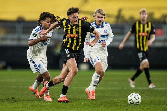Mathis Amougou and Sebastian Nanasi of Strasbourg against