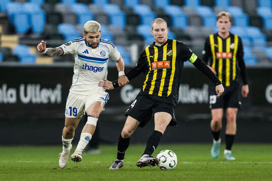 Julio Enisco of Strasbourg and Simon Gustafson of Häcken
