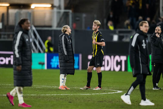 Sebastian Nanasi of Strasbourg and Filip Helander of Häcken