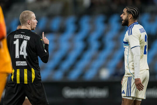Simon Gustafson of Häcken and Andrew Omobamidele of