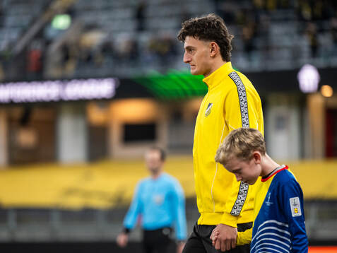 Silas Andersen of Häcken enters the pitch