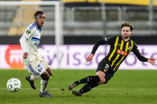 Amuel Amo-Ameyaw of Strasbourg and Adam Lundkvist of Häcken