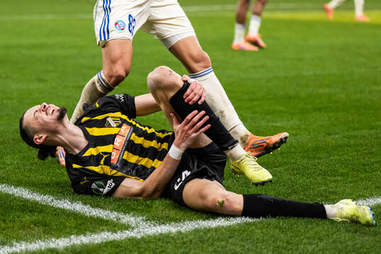 Amor Layouni of Häcken in pain