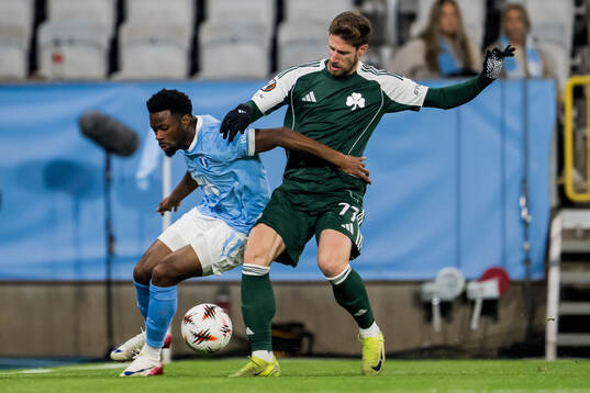 Emmanuel Ekong of Malmö FF and Giorgos Kiriakopoulos of