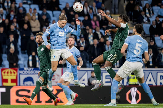 Jens Stryger Larsen of Malmö FF and Erik Palmer-Brown of