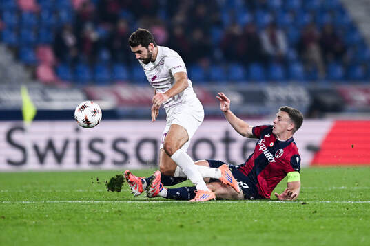Vetle Dragsnes of Brann and Lewis Ferguson of Bologna