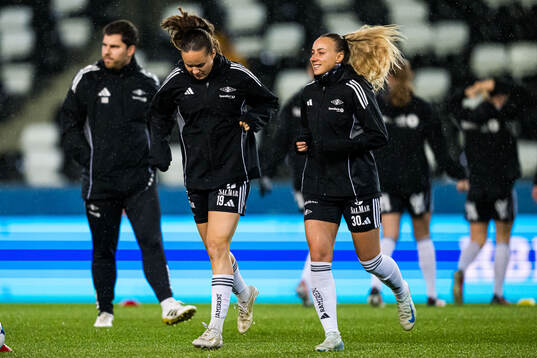 Rebecka Wanvik Holum and Milena Kokosz of Rosenborg warms up
