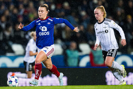 Olaug Tvedten of Vålerenga and Beate Marcussen of Rosenborg