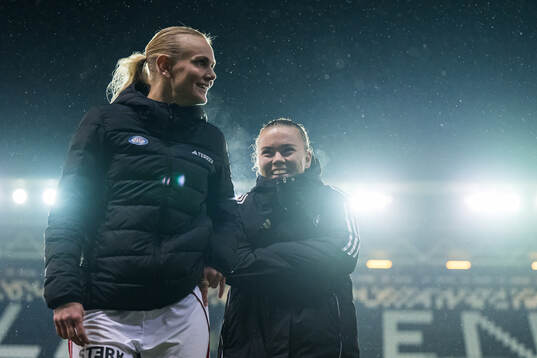 Karina Sævik and Olaug Tvedten of Vålerenga