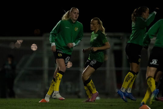 Hammarbys Emilie Bragstad och Smilla Holmberg värmer upp