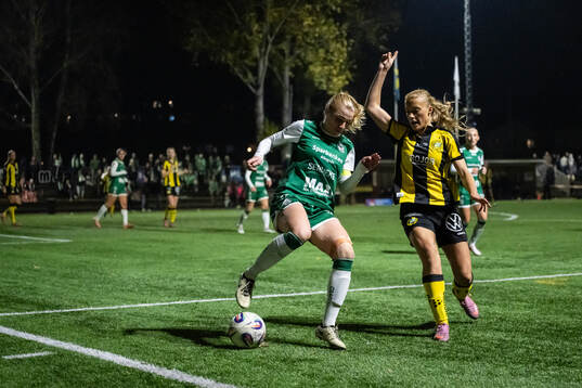 Alingsås Moa Jarl och Hammarbys Simone Boye Sørensen