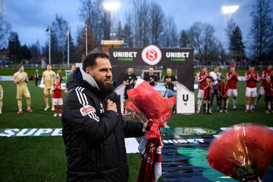 Sandvikens IFs huvudtränare Eldar Abdulic tackas av