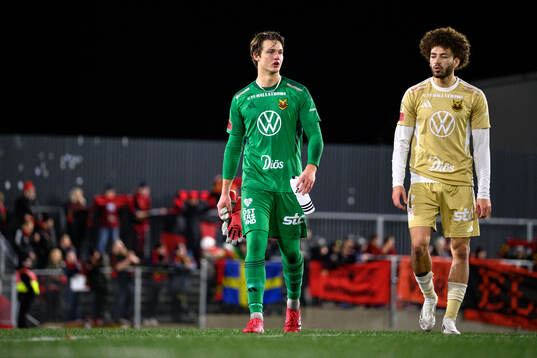 Östersunds målvakt Max Croon och Ziad Ghanoum deppar