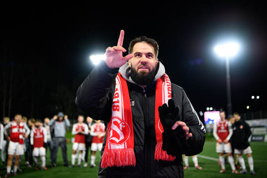 Sandvikens IFs huvudtränare Eldar Abdulic jublar