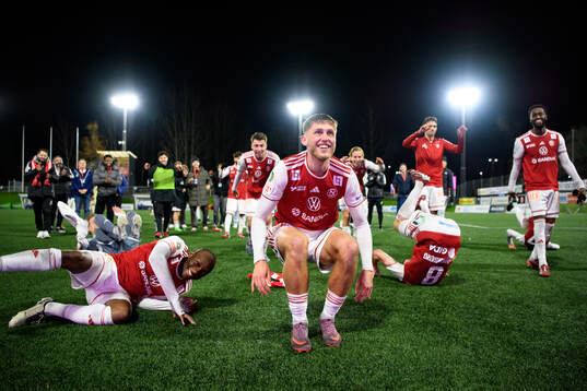 Sandvikens IFs Emil Engqvist jublar med lagkamrater