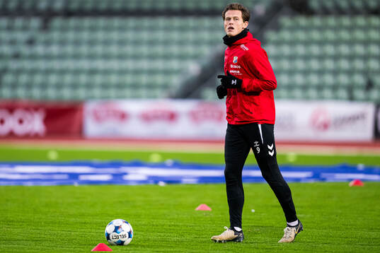 Anders Bjørntvedt Olsen of Lyn warms up