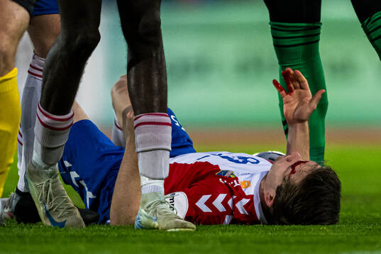 Sander Amble Haugen of Lyn with an injury