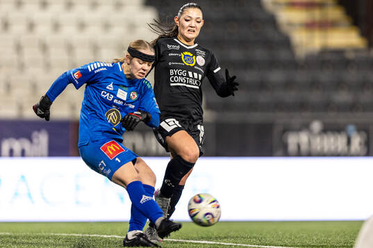 Örebro SKs målvakt Nadine Allard och IK Uppsalas Amelia