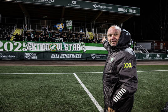 Brages tränare Lennart "Kral" Andersson jublar