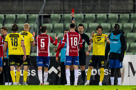 Herman Solberg Nilsen of Lyn ref by Steinar Hauge, referee