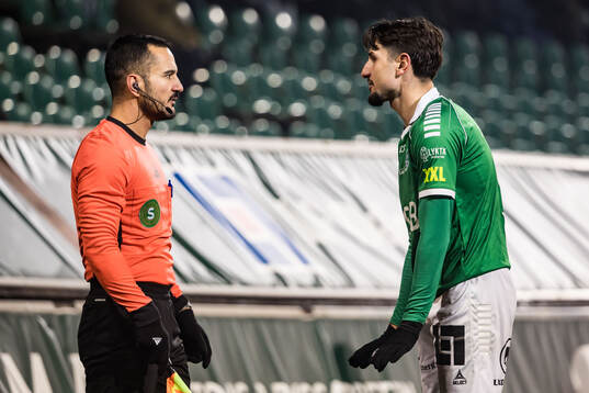 Assisterande domare Emre Akan och Brages Filip Trpcevski