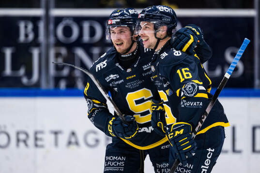 Södertäljes William Wiå och Filip Engarås jublar