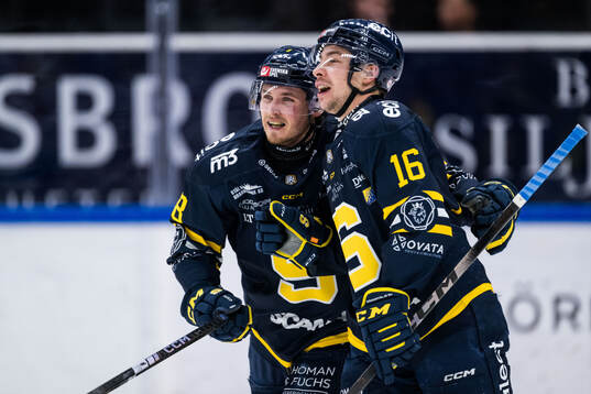 Södertäljes William Wiå och Filip Engarås jublar