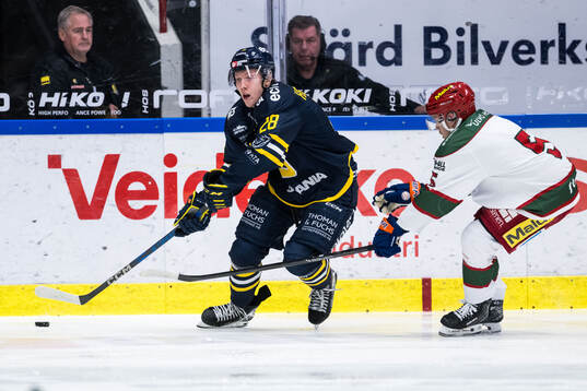 Södertäljes Adam Hesselvall och Modos Jesper Broeng