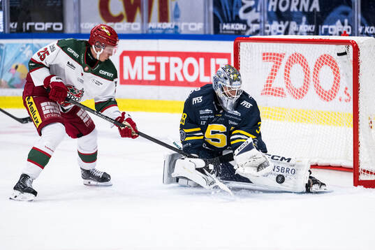 Modos Carl Mattsson och Södertäljes målvakt Oliver