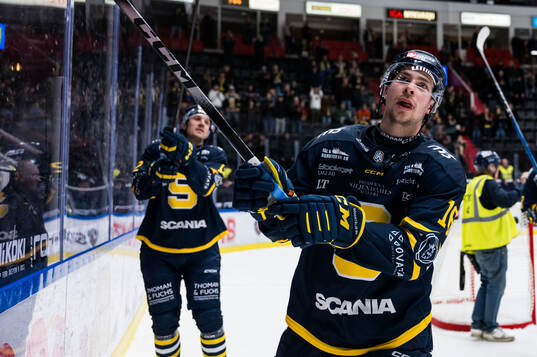 Södertäljes Filip Engarås jublar