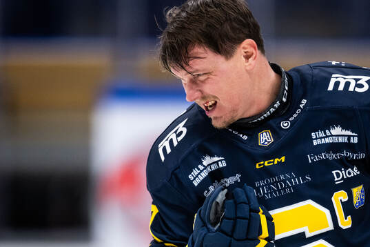 Södertäljes Patrik Zackrisson har ont