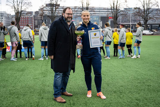 Djurgårdens Amanda Luxenburg tar emot pris för årets
